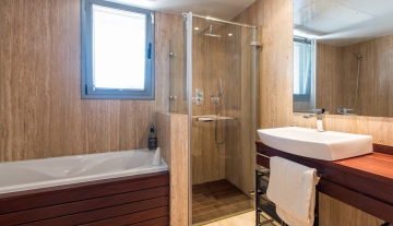Resa estates Ibiza penthouse 3 bedrooms for sale 2021 real estate views sea Botafoch bathroom 2.jpg